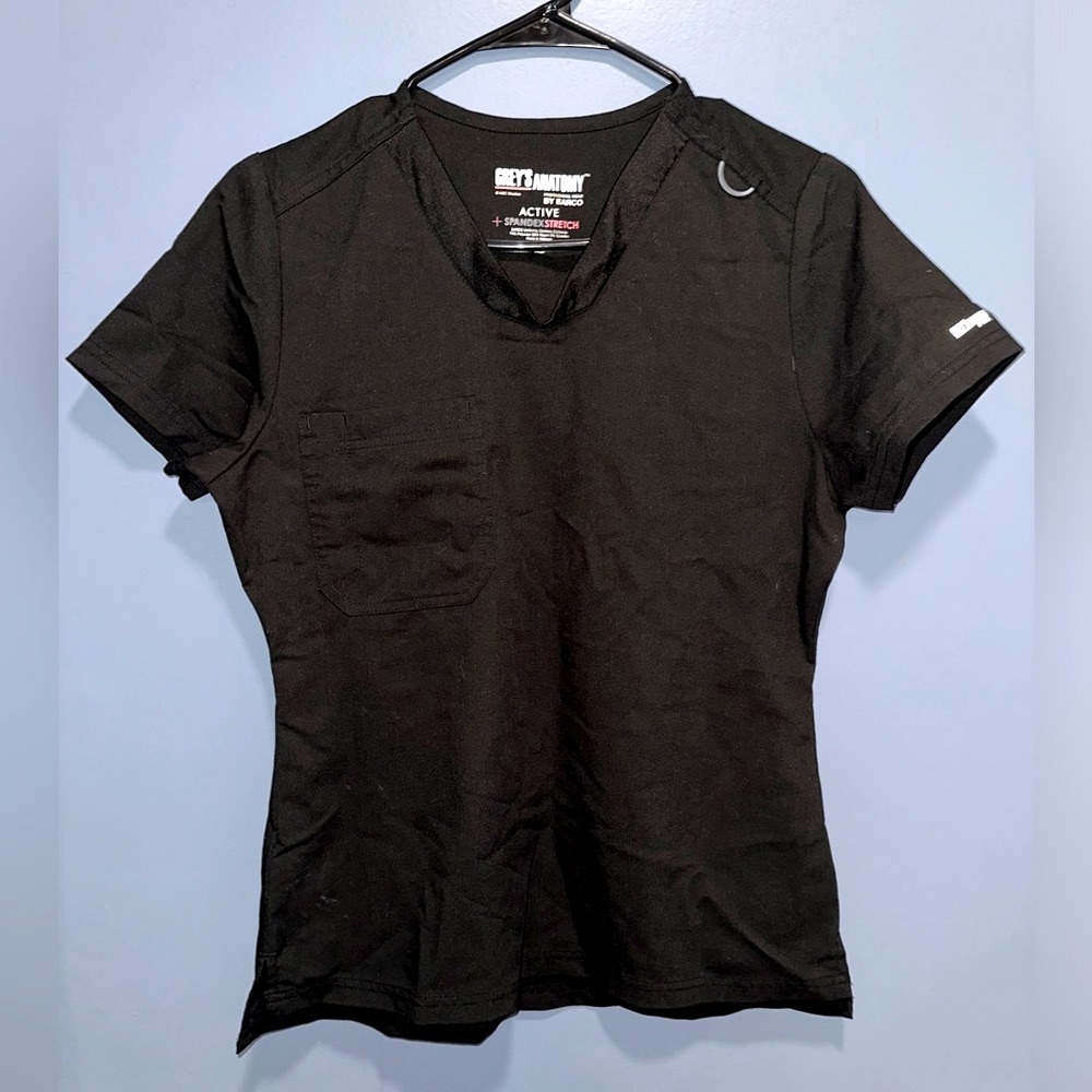 Grey’s Anatomy spandex stretch Bree 1-pocket tuck in scrub top - black